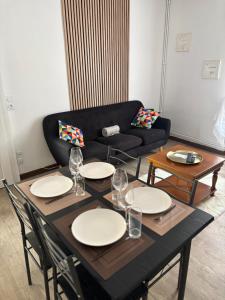 ein Wohnzimmer mit Tisch und Couch in der Unterkunft Appartement cosy en plein coeur de Montargis in Montargis
