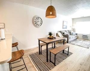 Χώρος καθιστικού στο Inn Building Condo 213 Pet friendly, Patio view