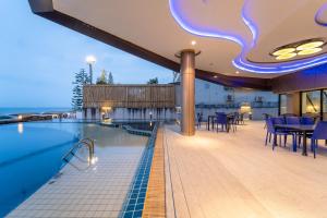 Bazén v ubytování Rodina Beach Hotel nebo v jeho okolí