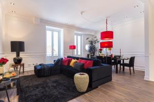 a living room with a couch and a dining room at Akicity Santarém Rock in Santarém