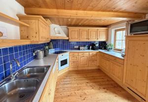 Kuchyň nebo kuchyňský kout v ubytování CHALET BELLE WILD by Belle Stay