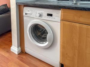 Fotografie z fotogalerie ubytování Stylish Town Centre Apartment, ALLOCATED FREE PARKING SPACE, RICKMANSWORTH HIGH STREET, Modern Decor, Juliet Balcony, Walking Distance to Rickmansworth Station Metropolitan Line v destinaci Rickmansworth