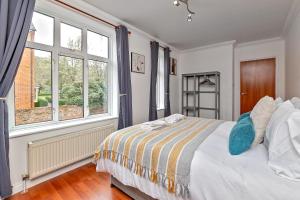 Postel nebo postele na pokoji v ubytování Stylish Town Centre Apartment, ALLOCATED FREE PARKING SPACE, RICKMANSWORTH HIGH STREET, Modern Decor, Juliet Balcony, Walking Distance to Rickmansworth Station Metropolitan Line