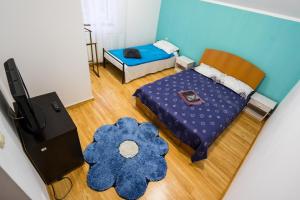 a view of a bedroom with a bed and a flower rug at Casa Verde Cetățuia in Luncaviţa
