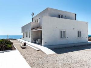 ポルトパーロにあるBelvilla by OYO Capo Passero Dieciの海を背景にした白い家