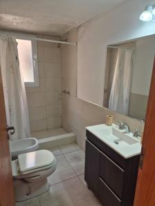 Koupelna v ubytování Departamento Siena - SalePatagonia + 14 fotografií