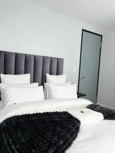 Ένα ή περισσότερα κρεβάτια σε δωμάτιο στο F&J City Accommodation cc at 77 Independence