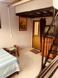 a room with a bed and a staircase in a room at Mirador de Rosales in Dosquebradas