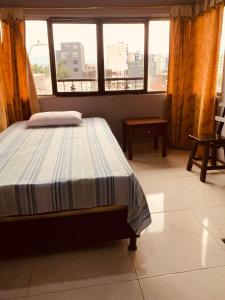 a bedroom with a bed and a large window at Mirador de Rosales in Dosquebradas
