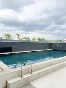 Πισίνα στο ή κοντά στο F&J City Accommodation cc at 77 Independence