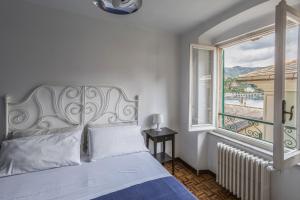 A bed or beds in a room at Beachfront, seaview and terrace - Portofino Gulf