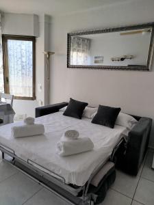 a large bed with two towels on it in a room at Bonito Apartamento en el centro de Roses in Roses