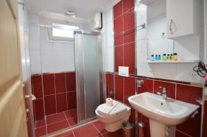 Koupelna v ubytování Royalis Apart Hotel + 37 fotografií