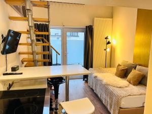 a living room with a desk and a couch at Feldhouse in Bremen