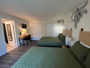 Ένα ή περισσότερα κρεβάτια σε δωμάτιο στο Palm Court-Trendy & Block from Ocean Casino