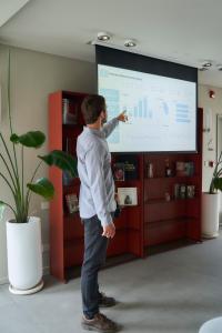 a man is giving a presentation on a screen at Bromelia Hotel Boutique in Buenos Aires