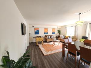 Μια τηλεόραση ή/και κέντρο ψυχαγωγίας στο Uptown Grove AC-1 Block from Casino & Boardwalk!