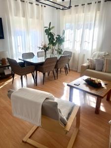 Posedenie v ubytovaní VIlla Huetor con piscina privada
