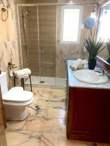 Kúpeľňa v ubytovaní VIlla Huetor con piscina privada