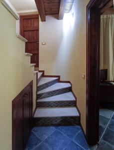 een trap in een huis met blauwe tegelvloeren bij Casa all'Annunziata in Termini Imerese +16 foto's