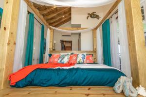 Ένα ή περισσότερα κρεβάτια σε δωμάτιο στο Dakota Breeze - New luxury, oceanfront home with pool!!