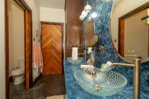 Ένα μπάνιο στο Dakota Breeze - New luxury, oceanfront home with pool!!