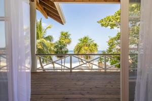 Μπαλκόνι ή βεράντα στο Dakota Breeze - New luxury, oceanfront home with pool!!