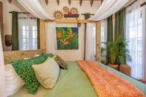 Ένα ή περισσότερα κρεβάτια σε δωμάτιο στο Dakota Breeze - New luxury, oceanfront home with pool!!