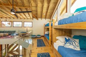 Ένα ή περισσότερα κρεβάτια σε δωμάτιο στο Dakota Breeze - New luxury, oceanfront home with pool!!