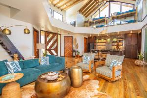 Χώρος καθιστικού στο Dakota Breeze - New luxury, oceanfront home with pool!!