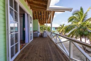 Μπαλκόνι ή βεράντα στο Dakota Breeze - New luxury, oceanfront home with pool!!