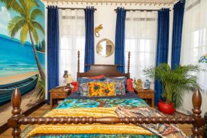 Ένα ή περισσότερα κρεβάτια σε δωμάτιο στο Dakota Breeze - New luxury, oceanfront home with pool!!