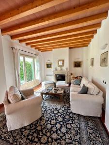 Una sala de estar con dos sofás y una chimenea. en Casa Sunset Hill Bologna, en Bolonia