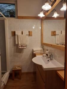un baño con lavabo y espejo en B&B Il Grappolo, en Bianzone