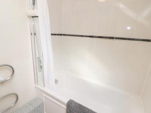 Ένα μπάνιο στο Daffodil Apartment +15 φωτογραφίες