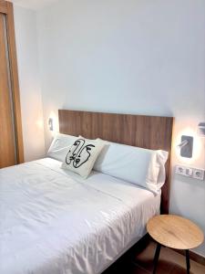 Una cama o camas en una habitación de Apartaments Sant Antoni