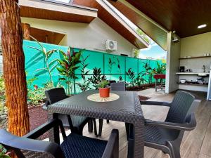 Fotografie z fotogalerie ubytování Arenal Cozy Retreat with Pool Villa Tucán v destinaci Fortuna