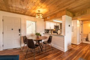 eine Küche und ein Esszimmer mit Tisch und Stühlen in der Unterkunft Serenity Bliss in Gatlinburg