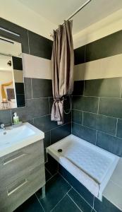 Ένα μπάνιο στο Cité Paoline Quiet Escape avec Terrasse Parking & Wi-Fi