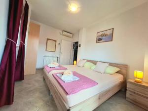 Postel nebo postele na pokoji v ubytování Cozy 1-bedroom apartment near the center of Trogir