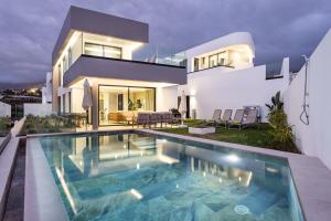 una villa con piscina di fronte a una casa di Gorvorana Norte - private pool, BBQ, 8pax a Realejo Bajo