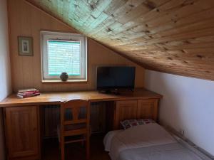 A television and/or entertainment centre at Apartman u potkrovlju
