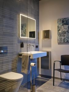 a bathroom with a sink and a toilet at Architektenhaus Hello in Erbach mit High End Interieur zentral aber ruhig in Erbach im Odenwald