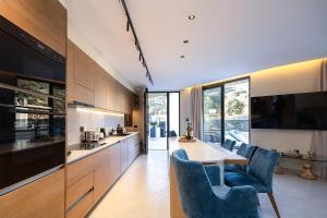 Η κουζίνα ή μικρή κουζίνα στο Elmima Luxury Villa
