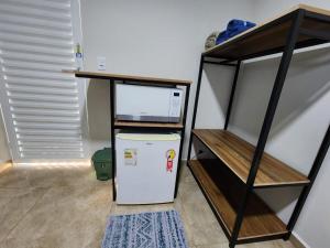 Kuchyň nebo kuchyňský kout v ubytování Quarto mobiliado em Lins