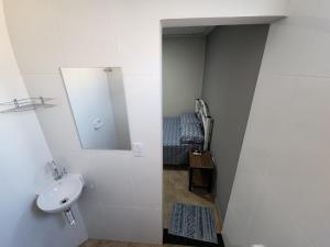 Koupelna v ubytování Quarto mobiliado em Lins