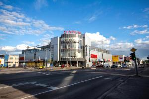 un grand bâtiment avec un panneau sur le côté d'une rue dans l'établissement Centrum Hotel Viljandi, à Viljandi