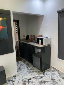 Η κουζίνα ή μικρή κουζίνα στο Ejanla Short- Let