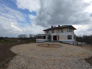 ein Haus auf einem Schotterplatz in der Unterkunft Malownicze Owieczki 