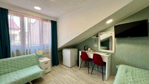 TV a/nebo společenská místnost v ubytování Nicolas Boutique Hotel
